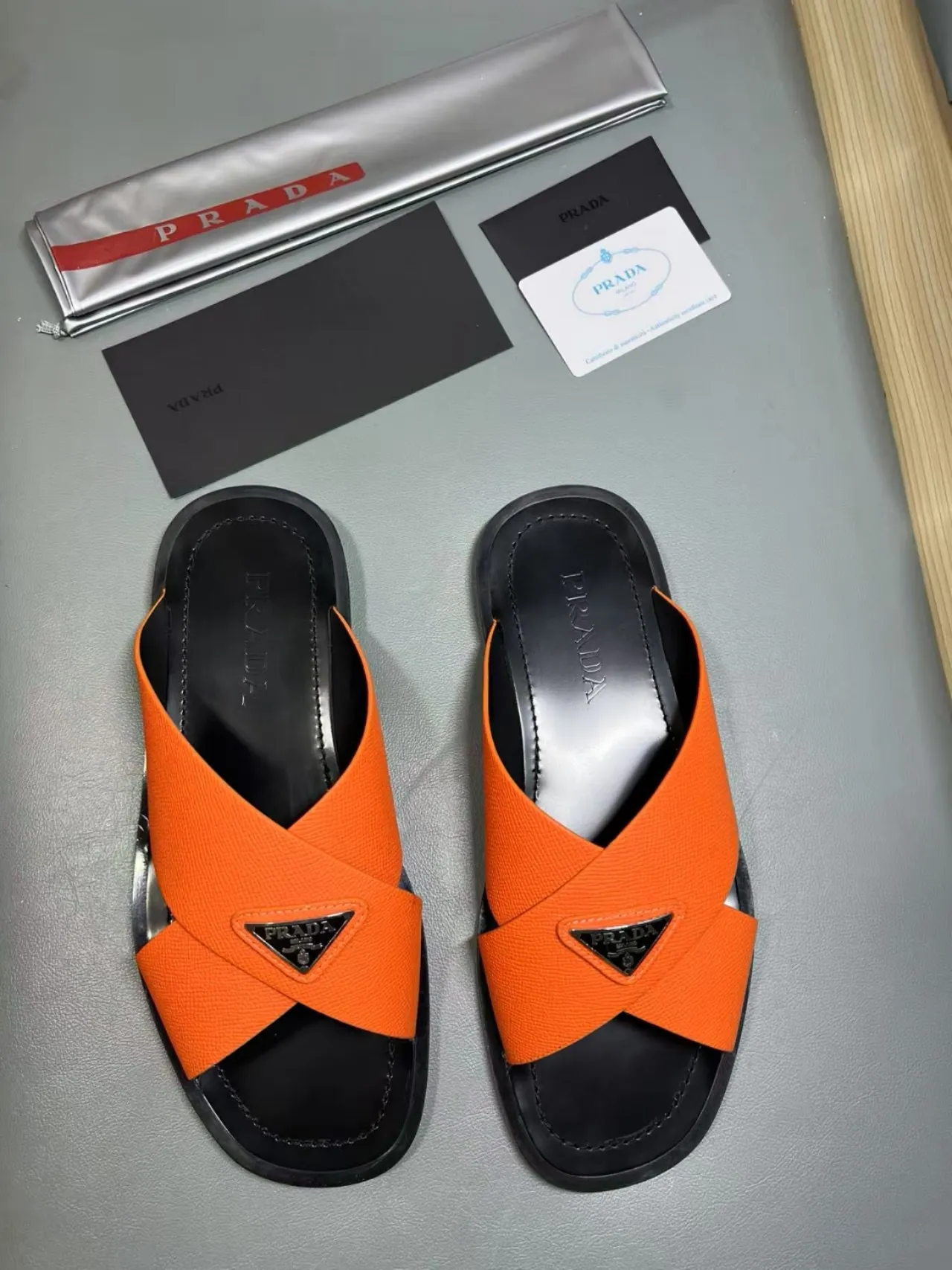 340💰PRADA Prada’s latest slippers are synchronized with the official website. This slipper is made of the brand’s unique and iconic Saffiano leather. The brand logo jumps out from the double straps, and the brand style is clearly visible. Cowhide gives men elegant charm and functional design, making it an ideal choice for vacation and leisure. Size:38-45